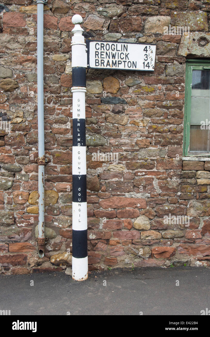 Un vecchio Cumberland County Council cartello stradale in Kirkoswold nell'Eden Valley, Cumbria, Foto Stock