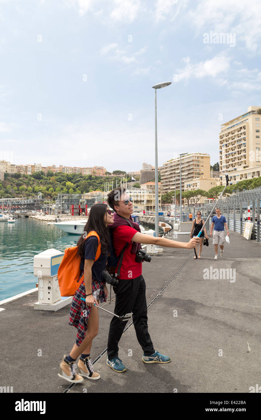Il Principato di Monaco, turisti prendendo un selfie nel porto di Monaco. Foto Stock