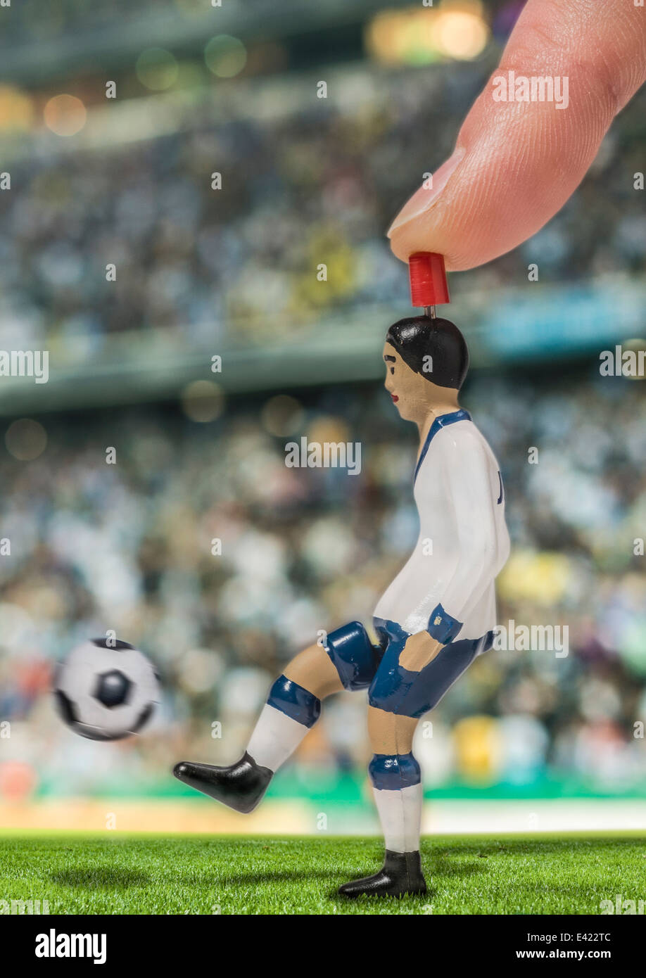 Generati digitalmente immagine del giocatore di calcio calci palla in stadium Foto Stock