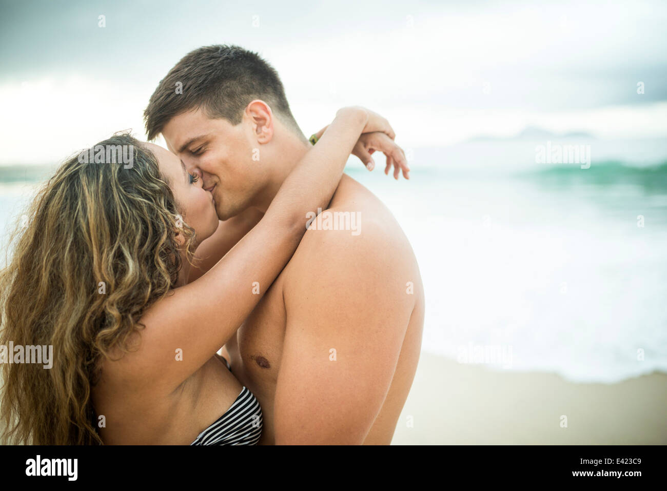 Coppia giovane kissing, la spiaggia di Ipanema, Rio de Janeiro, Brasile Foto Stock
