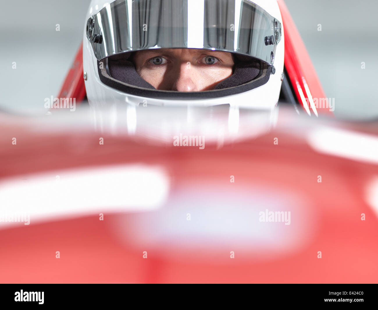 Close up ritratto di pilota da corsa che indossa il casco in supercar Foto Stock