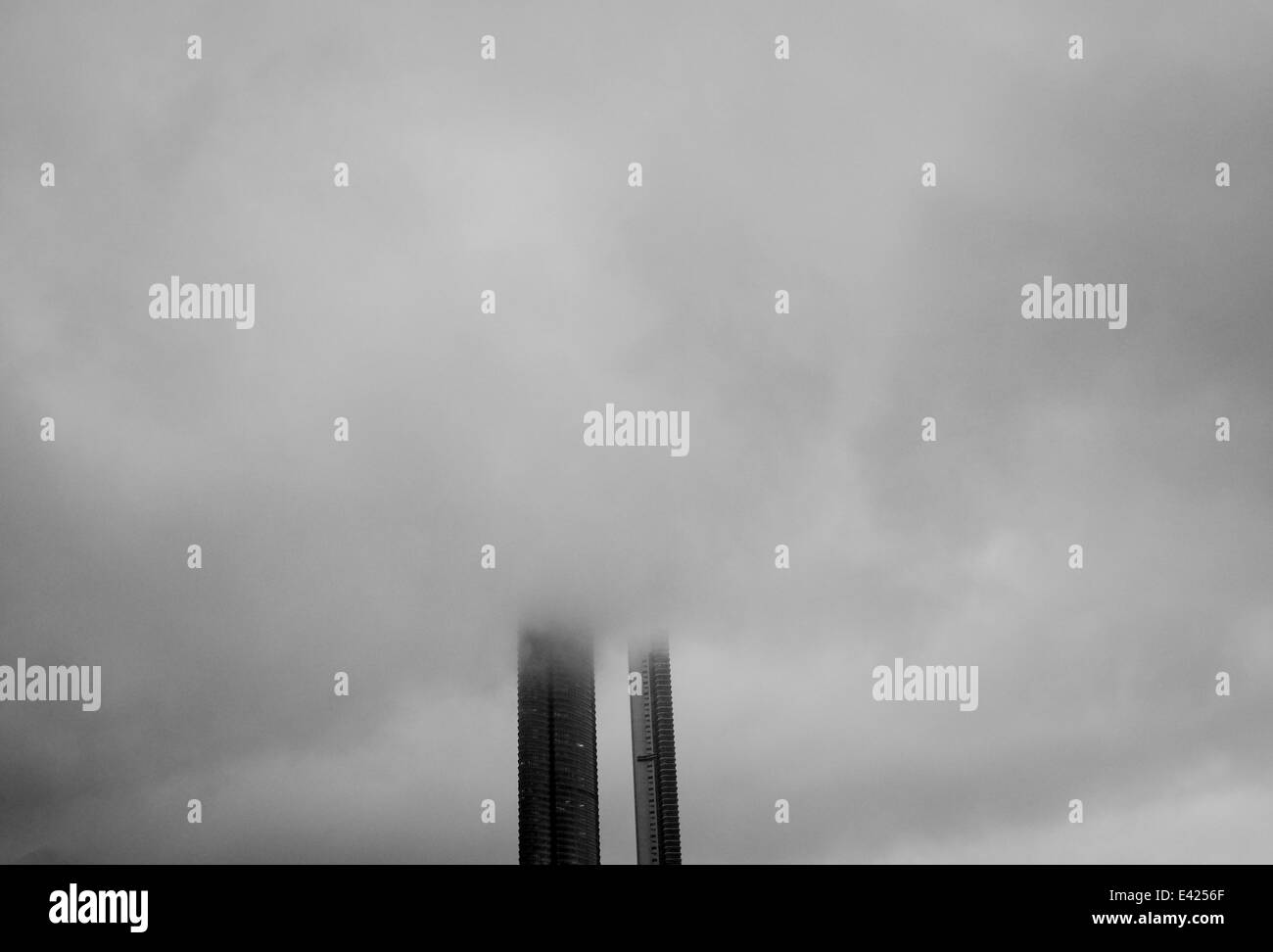 Un edificio è coperto in schermi di nuvole a Hong Kong il 23 maggio 2014. Foto Stock