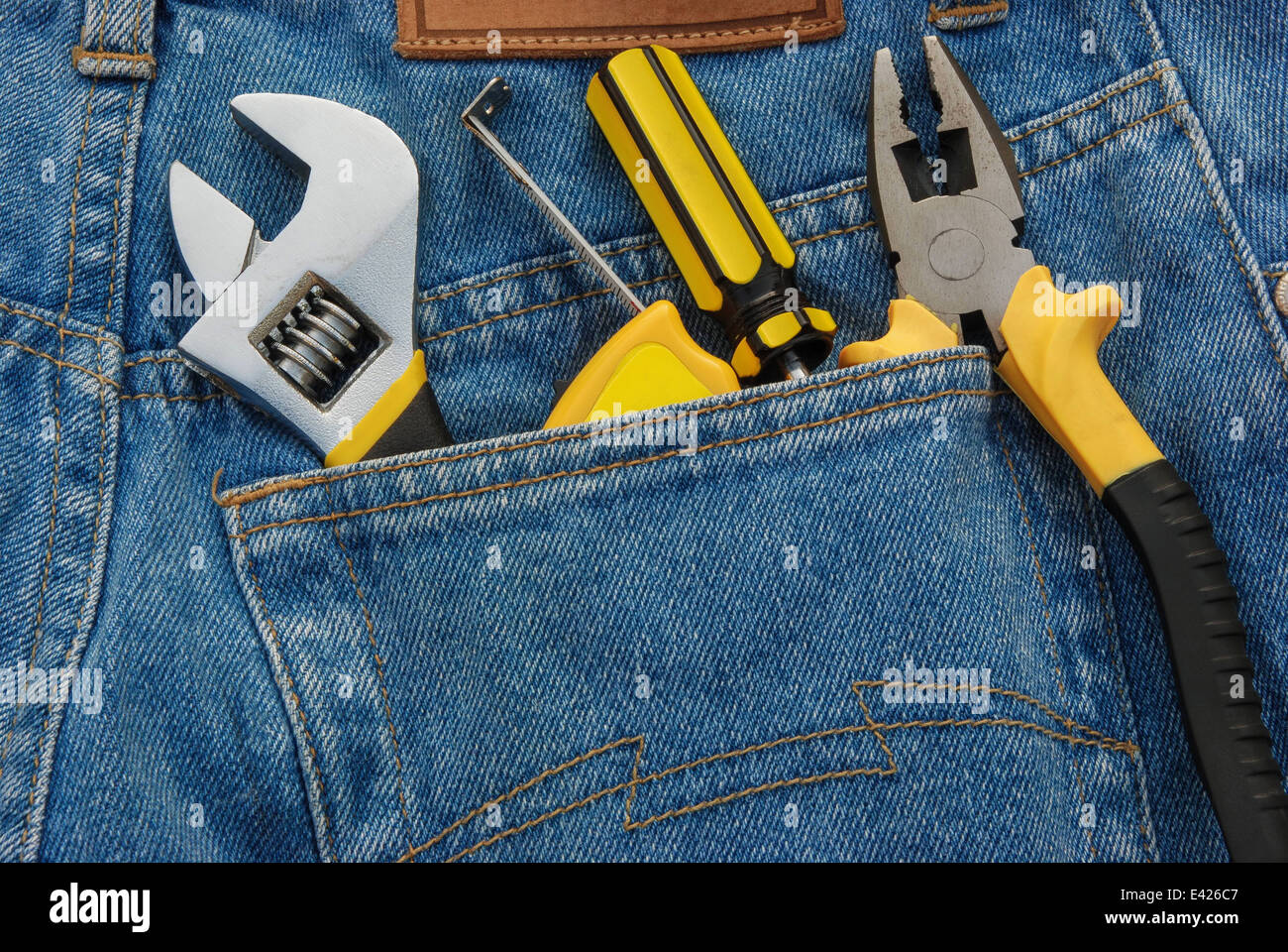 Gli strumenti di un blu jean tasca posteriore Foto Stock