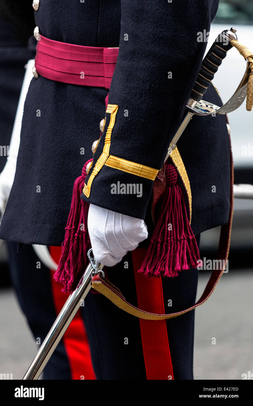 Ufficiale nell'esercito britannico in uniforme cerimoniale permanente per l'attenzione e portando la sua spada di office, Glasgow, Scotland, Regno Unito Foto Stock