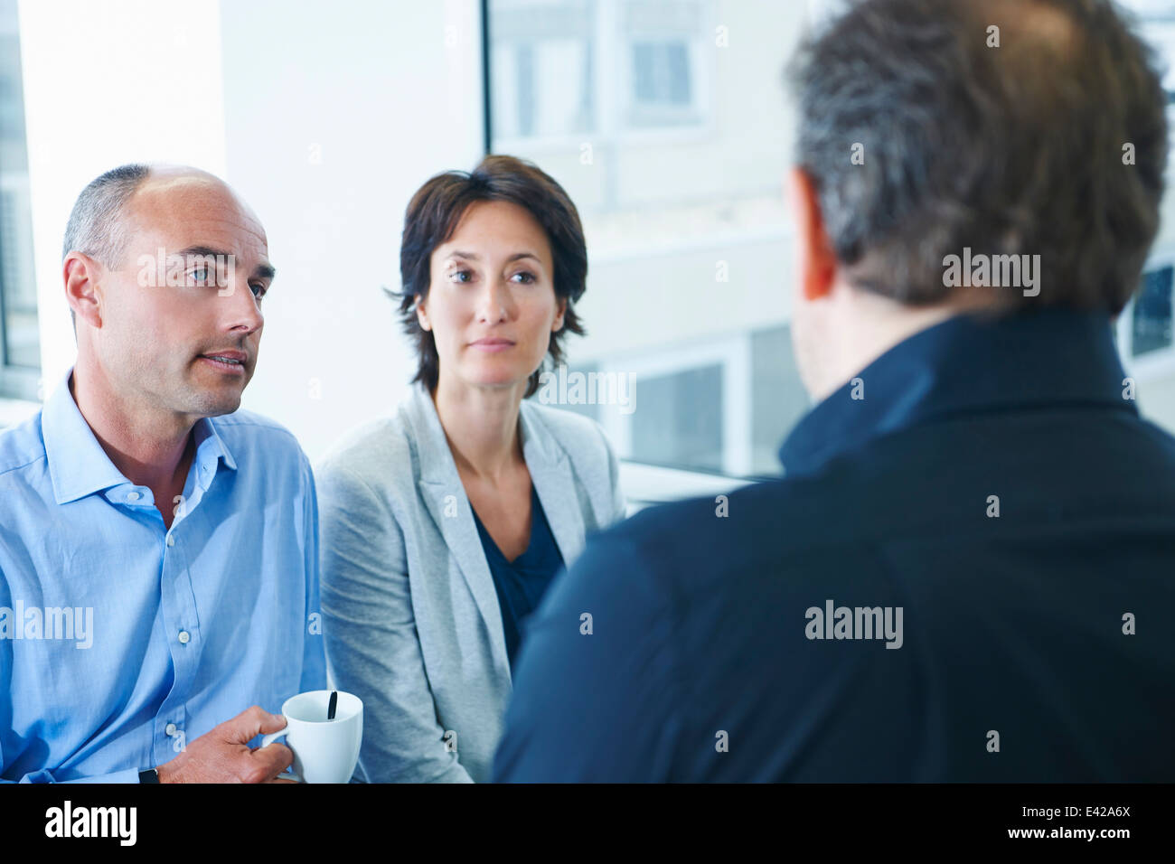 Gli imprenditori a chattare in ufficio Foto Stock