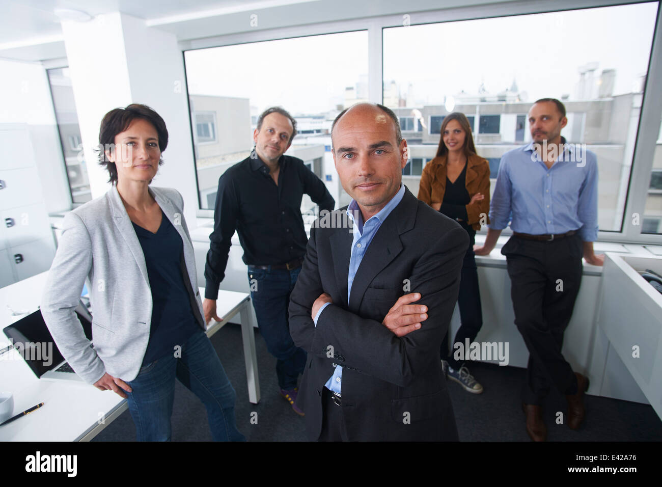 Gli imprenditori in posa per il ritratto di gruppo in ufficio Foto Stock