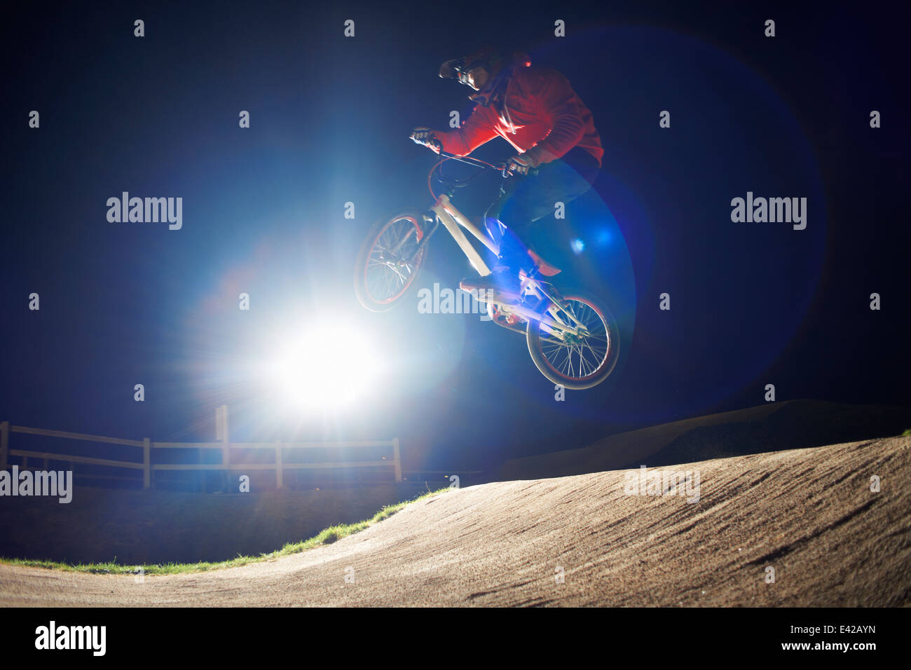 BMX-ciclista salta la sua bici di notte Foto Stock