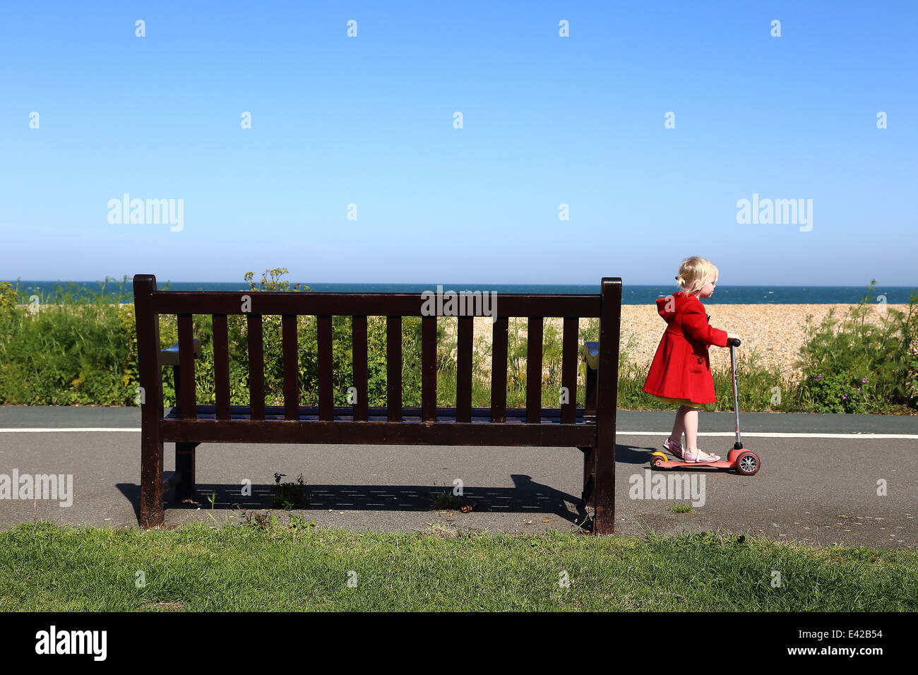 Ragazza a cavallo di uno scooter a Deal, Kent, Inghilterra Foto Stock