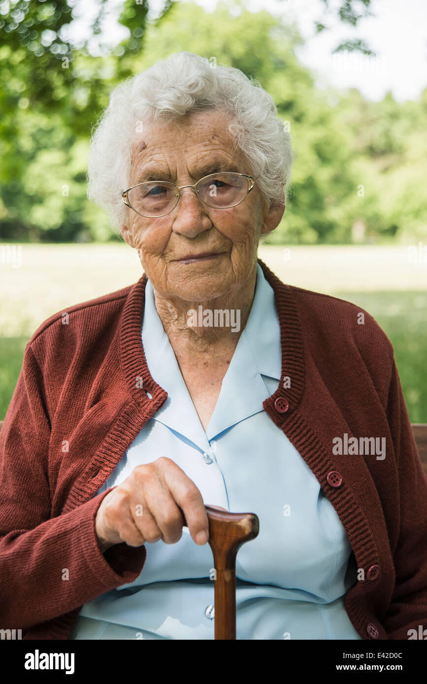 Ritratto di donna senior, tenendo bastone da passeggio Foto Stock