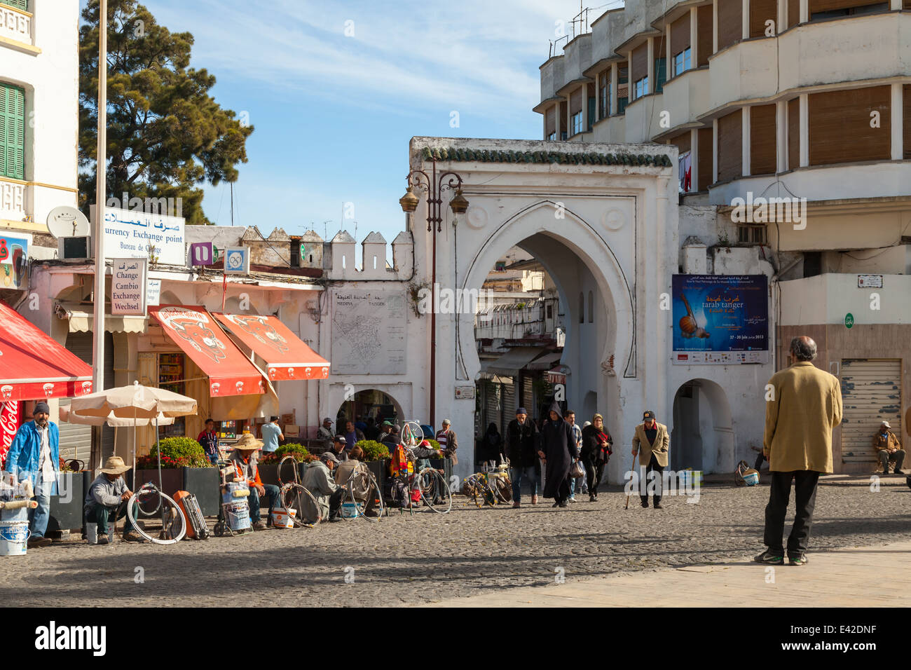 Tangeri, Marocco - MARZO 23, 2014: antica porta alla Medina di Tangeri, Marocco. La gente comune a camminare sulla strada Foto Stock