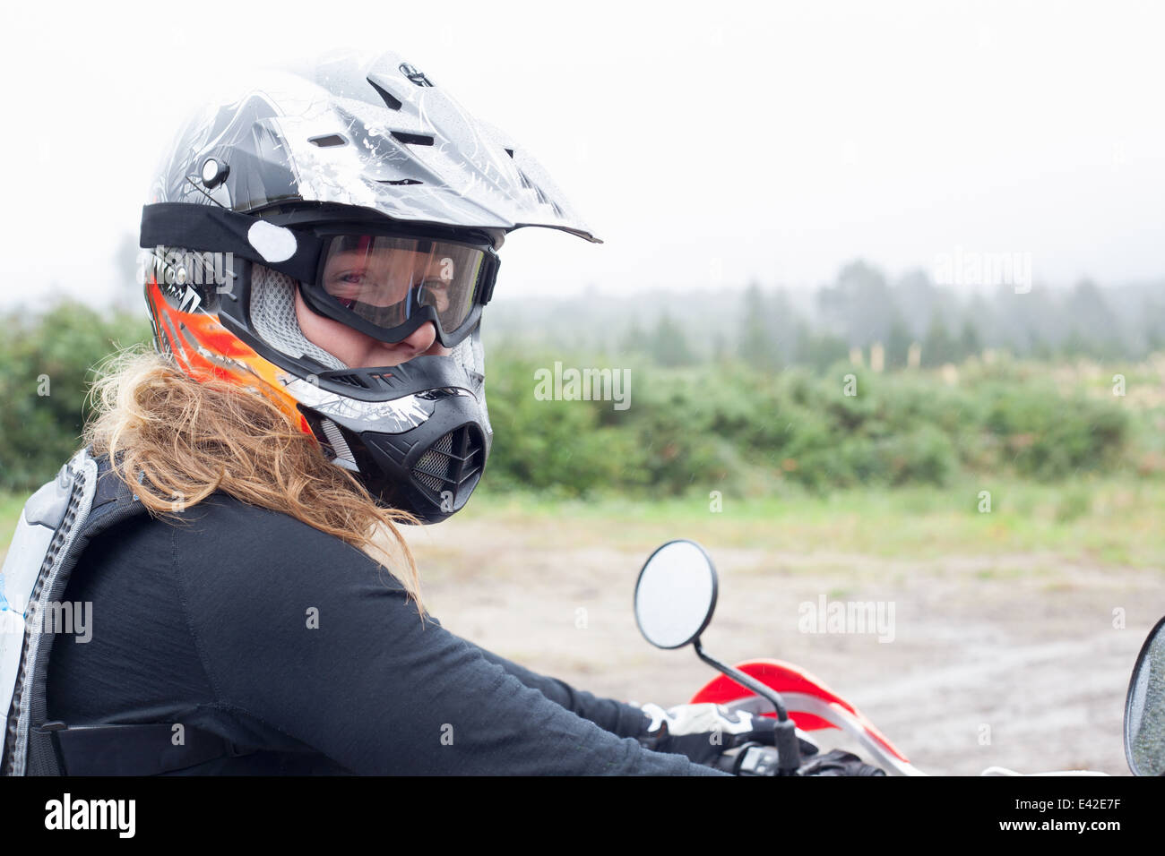 Ritratto di metà femmina adulta del motociclista in casco e gli occhiali di protezione Foto Stock