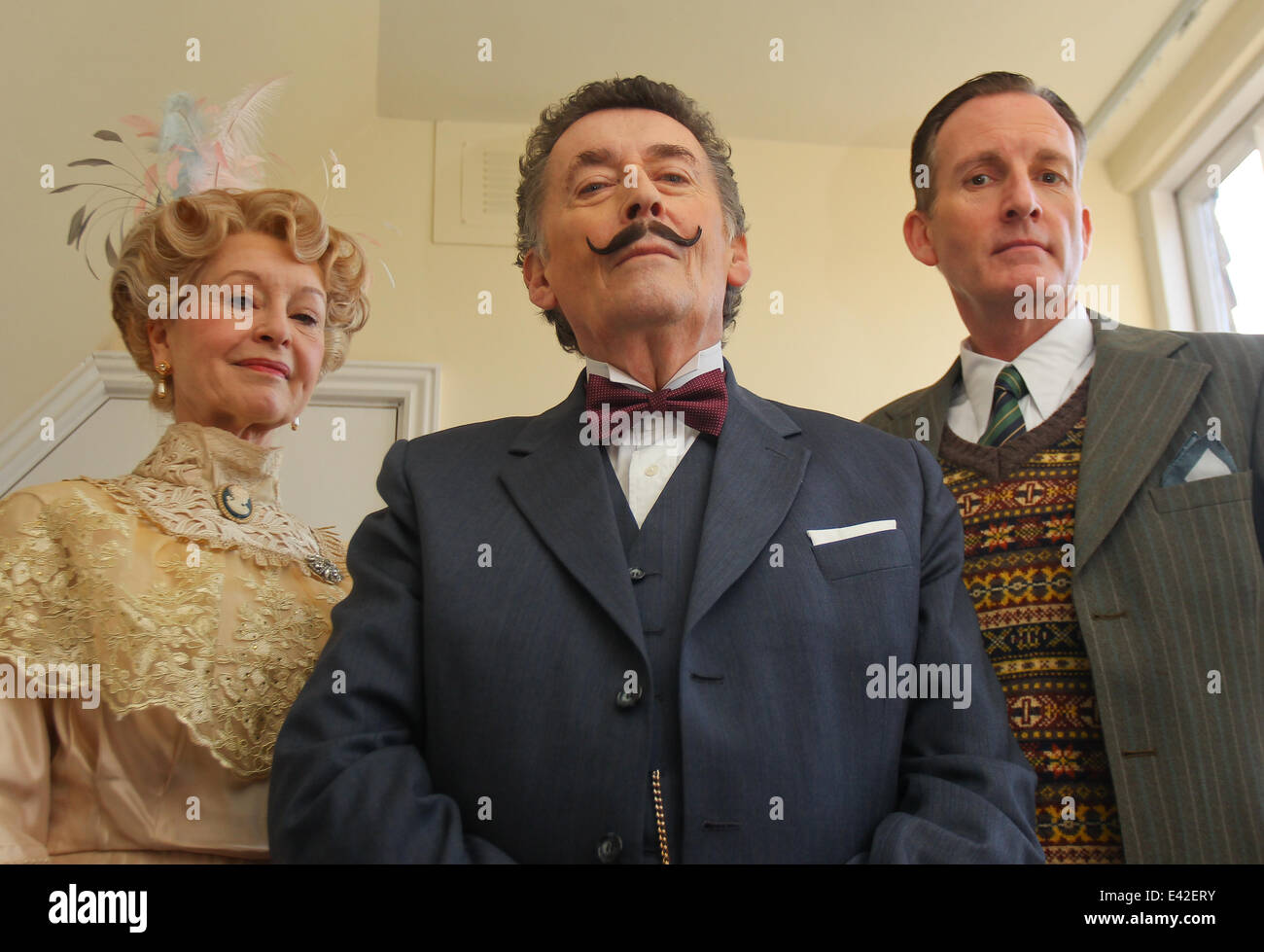 Photocall di Agatha Christie Società del touring produzione di caffè nero di Christie's ex casa di Chelsea. Robert Powell assume il ruolo di Hercule Poirot al fianco di Liza Goddard, (Miss Caroline Amory) e Robin McCallum, (Cap. Arthur Hastings). Foto Stock