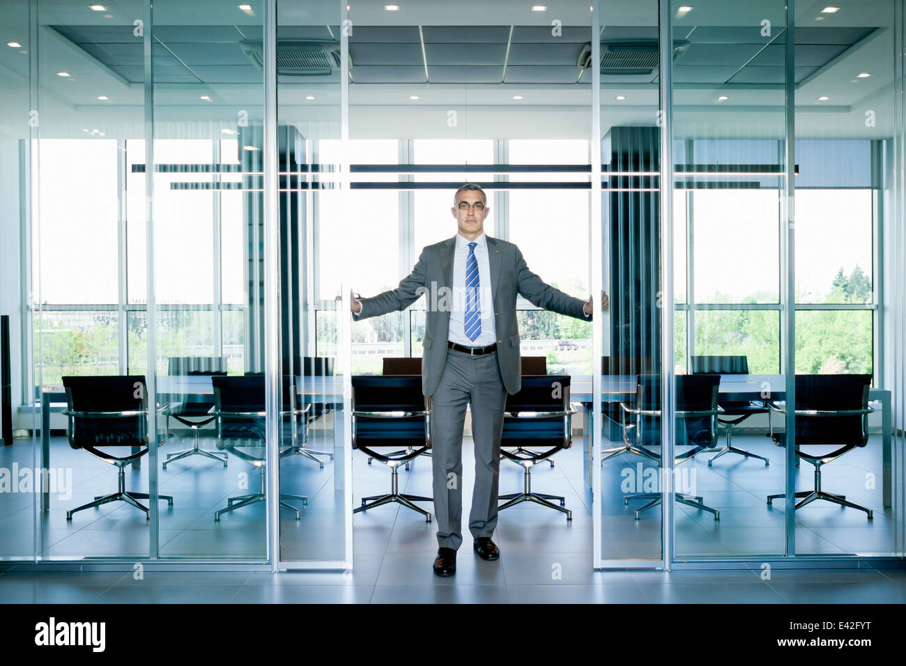 Imprenditore in ingresso alla sala riunioni Foto Stock