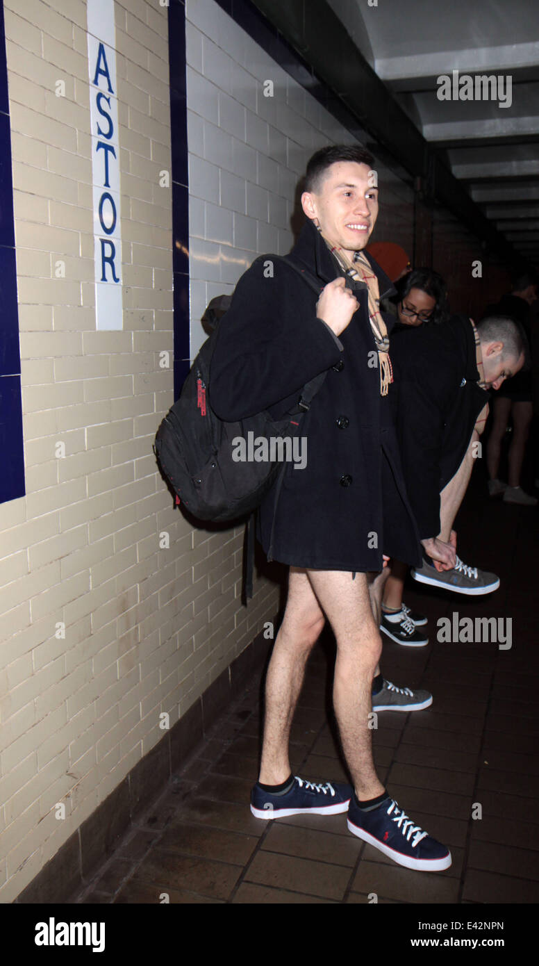 In oltre 60 città il Senza pantaloni di Metropolitana di emozioni e colpi di persone che vedere persone in sella alla metropolitana senza i loro pantaloni su, NYC è stata la prima città ad avviare questo evento nel 2001. Dotato di: Senza pantaloni di Metropolitana dove: New York New York, Stati Uniti siamo Foto Stock