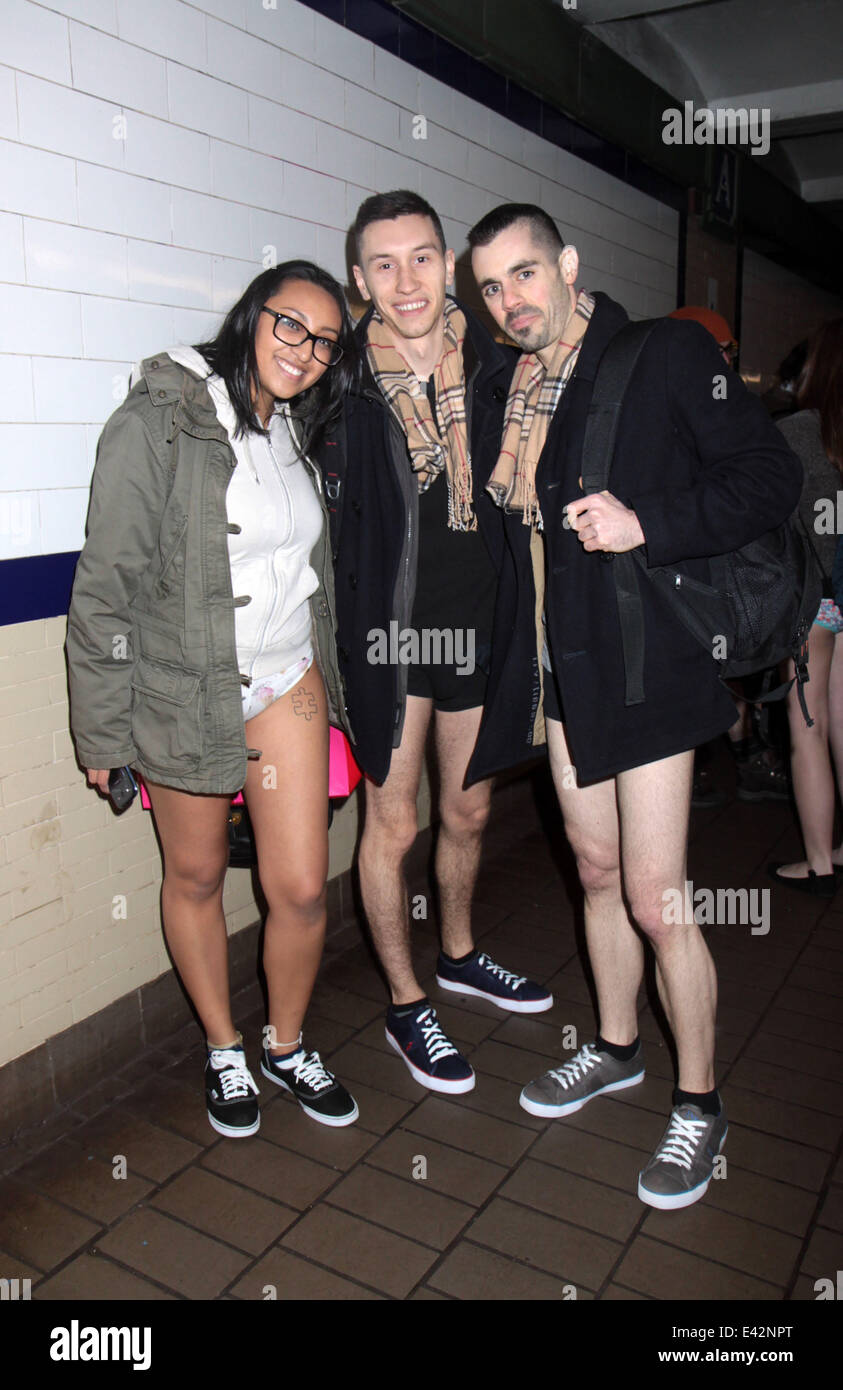In oltre 60 città il Senza pantaloni di Metropolitana di emozioni e colpi di persone che vedere persone in sella alla metropolitana senza i loro pantaloni su, NYC è stata la prima città ad avviare questo evento nel 2001. Dotato di: No Pant Metropolitana dove: New York New York, Stati Uniti quando Foto Stock