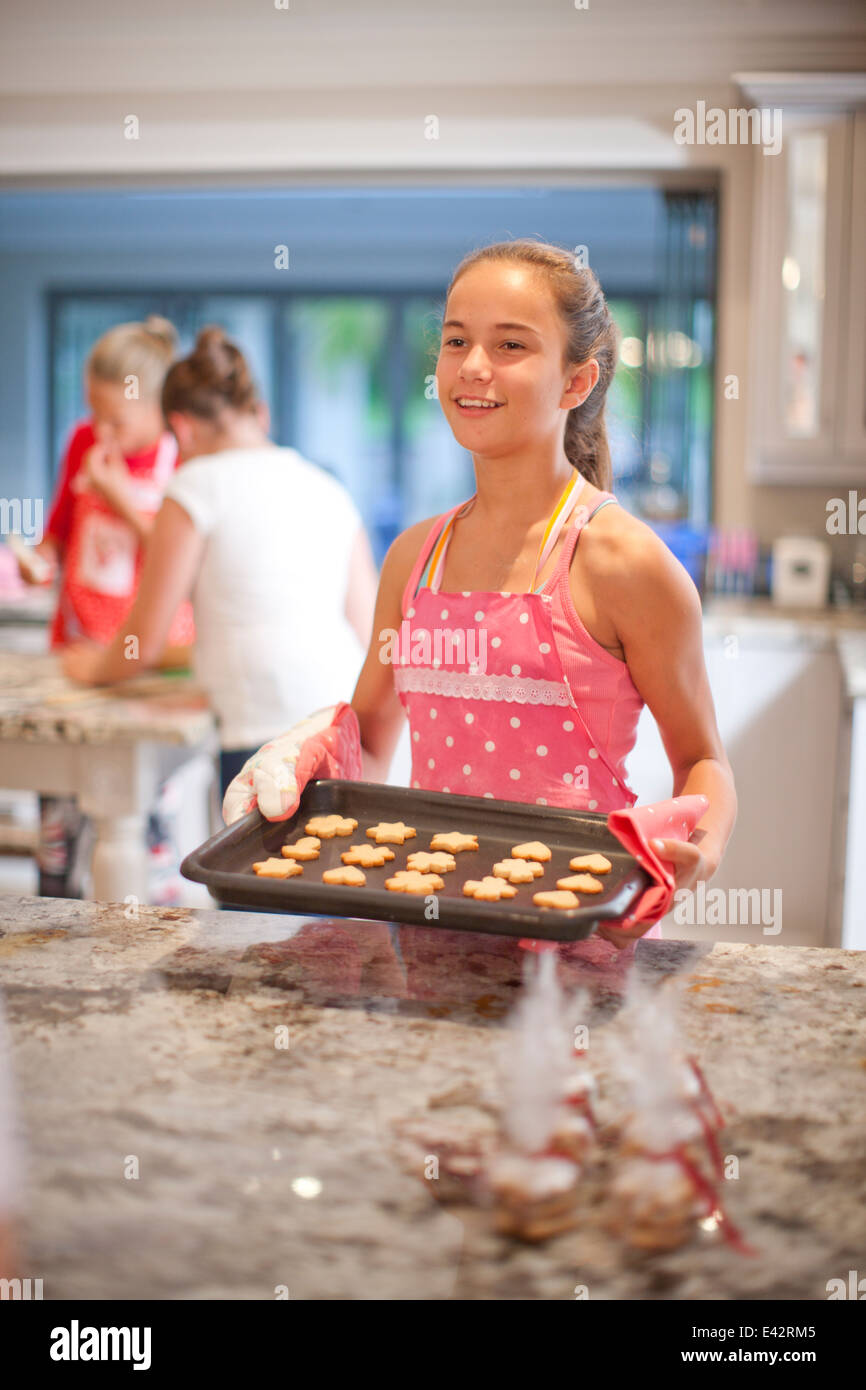 Le ragazze adolescenti la preparazione di biscotti in cucina Foto Stock