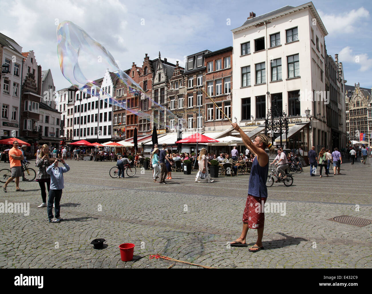 Bolle di sapone per le strade di Anversa in Belgio.Bubbleman Foto Stock