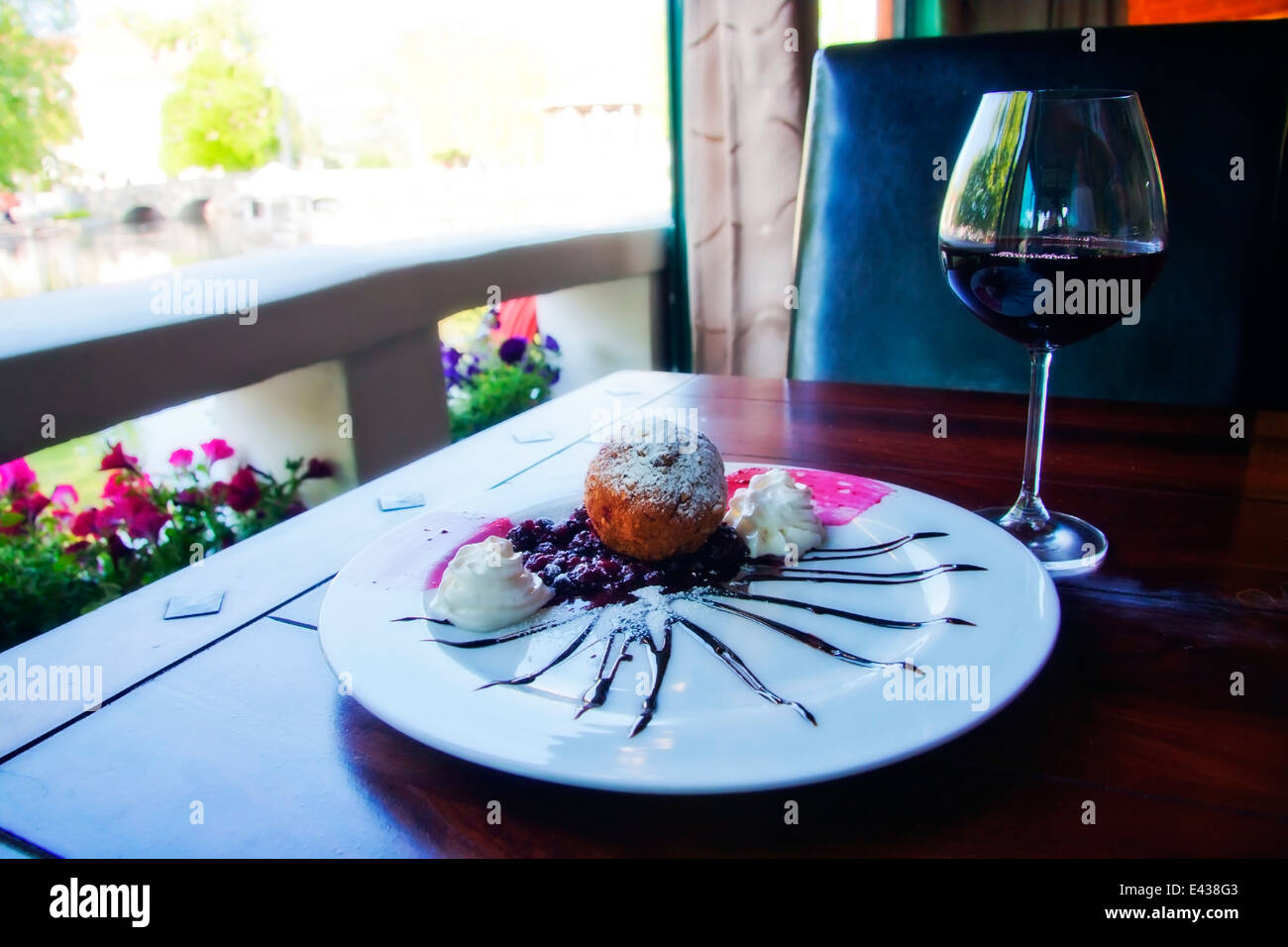 Fritto gelato dessert con un bicchiere di vino al ristorante tabella Foto Stock