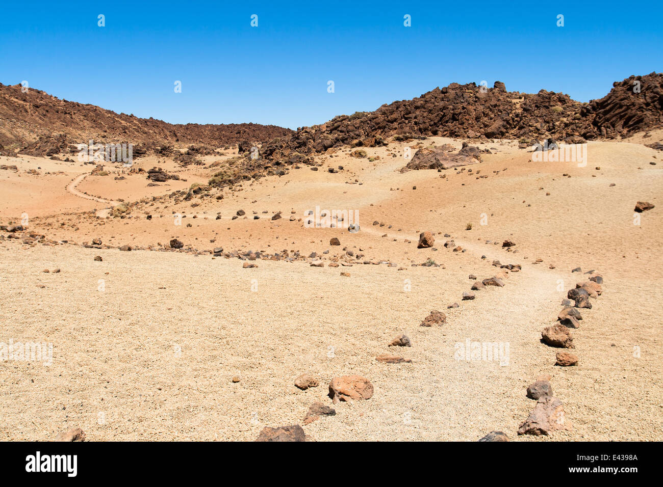 Percorso di pietra attraverso il deserto nel Parco Nazionale del Teide, Tenerife, Isole Canarie. Foto Stock