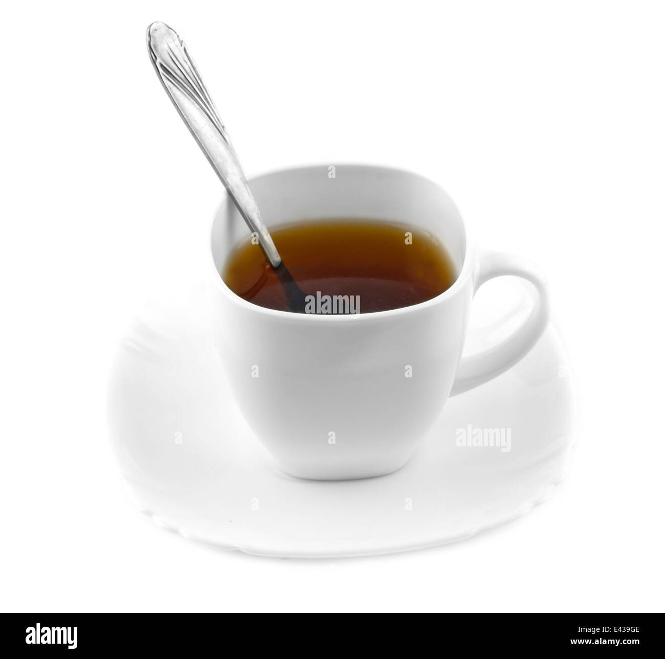 Tè nero in una tazza bianca su sfondo bianco Foto Stock