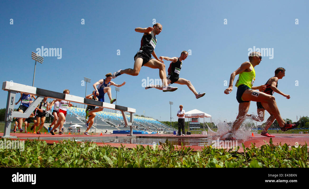 I concorrenti negli uomini 3000 metri di siepi al Canadian Track & Field Championships Giugno 28, 2014 in Moncton. Foto Stock