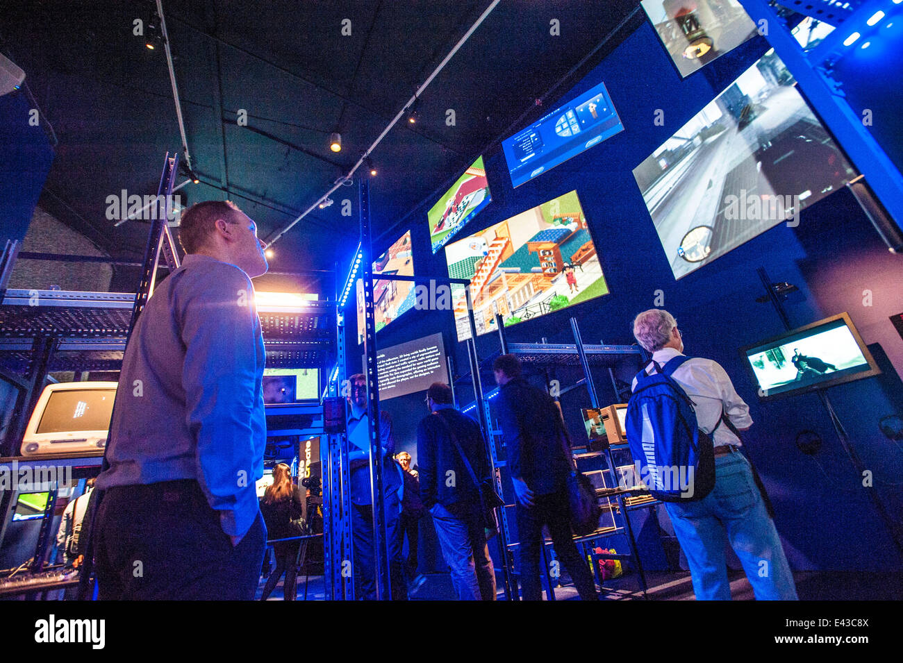 Londra, Regno Unito. 02Luglio, 2014. Immagini dalla rivoluzione digitale: un coinvolgente mostra di arte, design, film, musica e videogiochi Foto Stock