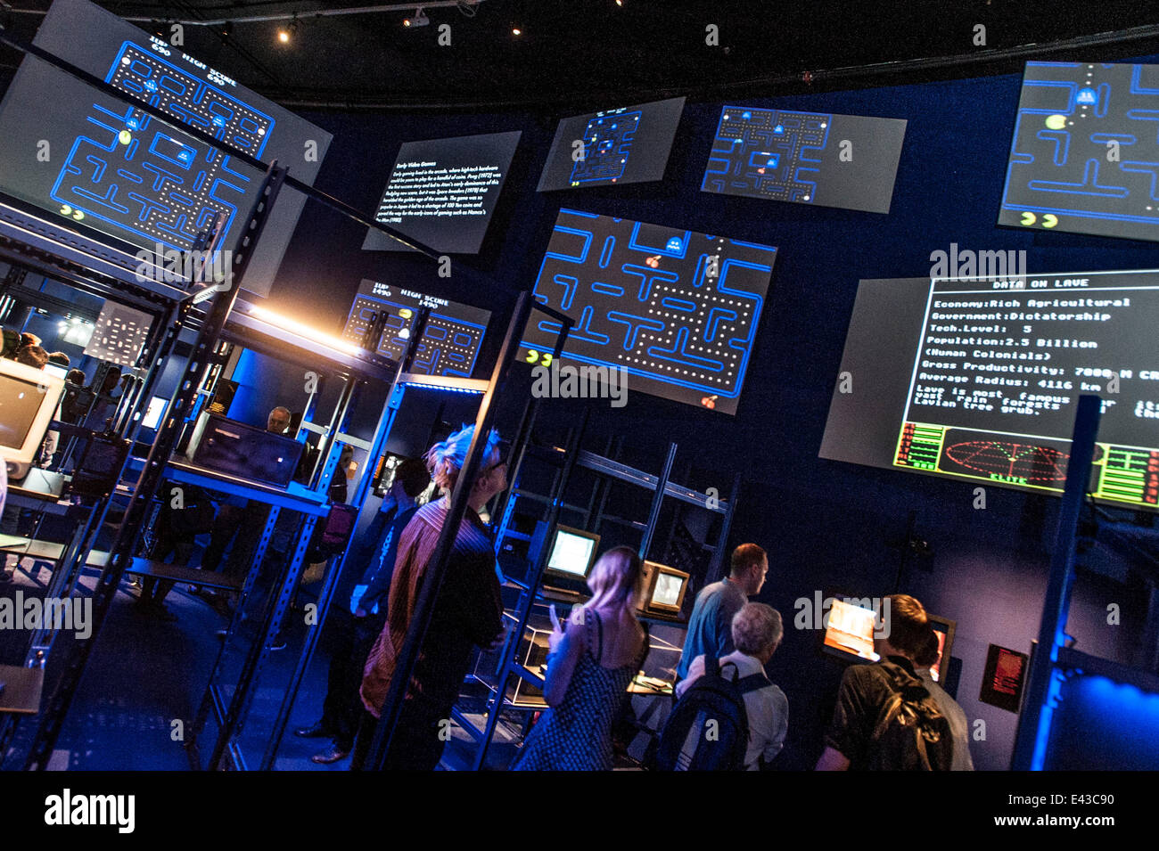 Londra, Regno Unito. 02Luglio, 2014. Immagini dalla rivoluzione digitale: un coinvolgente mostra di arte, design, film, musica e videogiochi Foto Stock