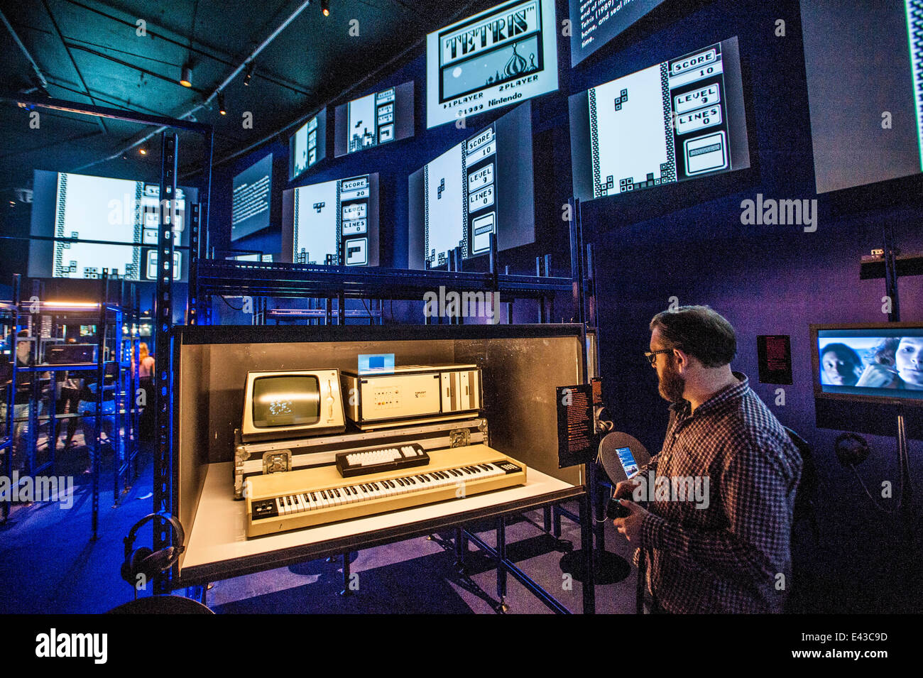 Londra, Regno Unito. 02Luglio, 2014. Immagini dalla rivoluzione digitale: un coinvolgente mostra di arte, design, film, musica e videogiochi Foto Stock