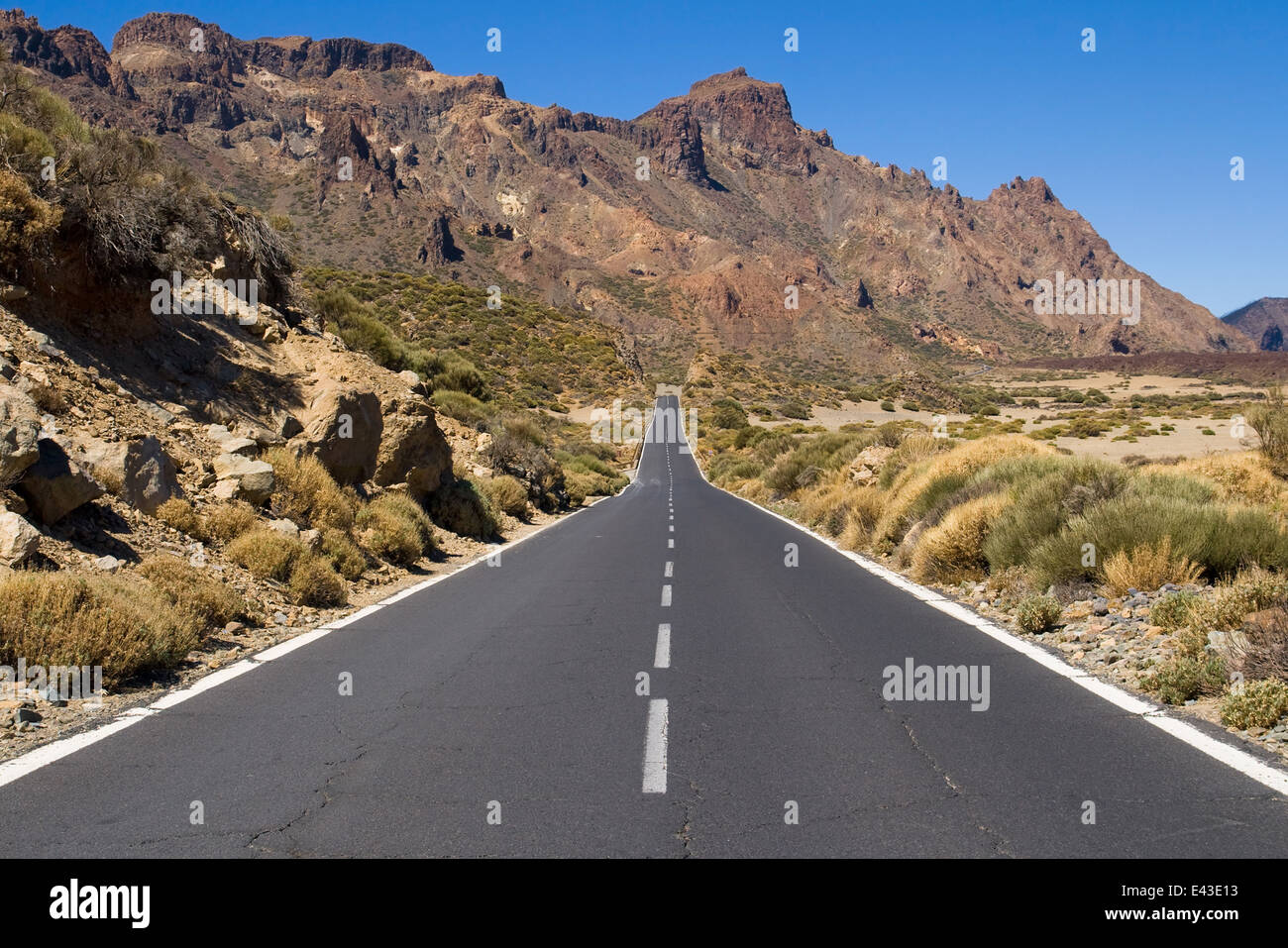 Strada panoramica attraverso il Parco Nazionale di Canadas del Teide Tenerife, Isole Canarie. Foto Stock