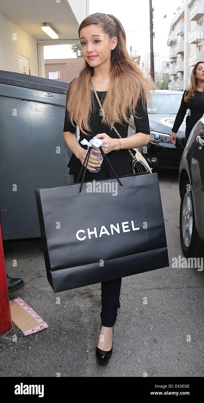 Ariana Grande lasciando Chanel boutique con una grande borsa da shopping  con: Ariana Grande dove: Los Angeles, California, Stati Uniti quando: 18  Gen 2014 Foto stock - Alamy