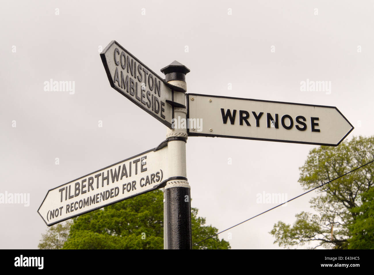 Un vecchio cartello stradale in poco Langdale, Lake District, UK. Foto Stock