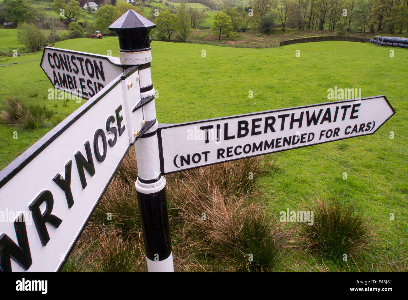 Un vecchio cartello stradale in poco Langdale, Lake District, UK. Foto Stock