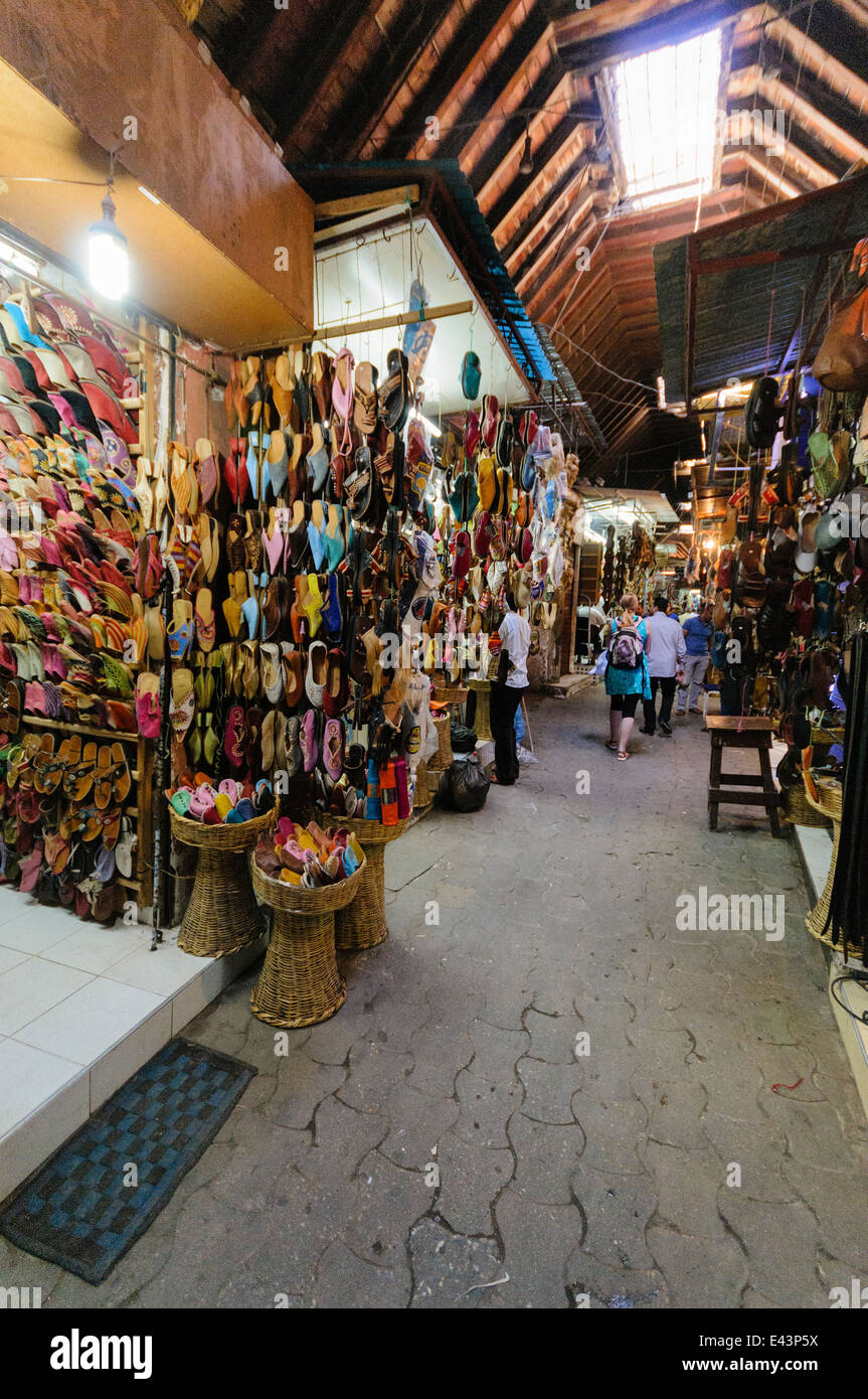 Partite di merci per la vendita al souk di Marrakech, Marocco Foto Stock