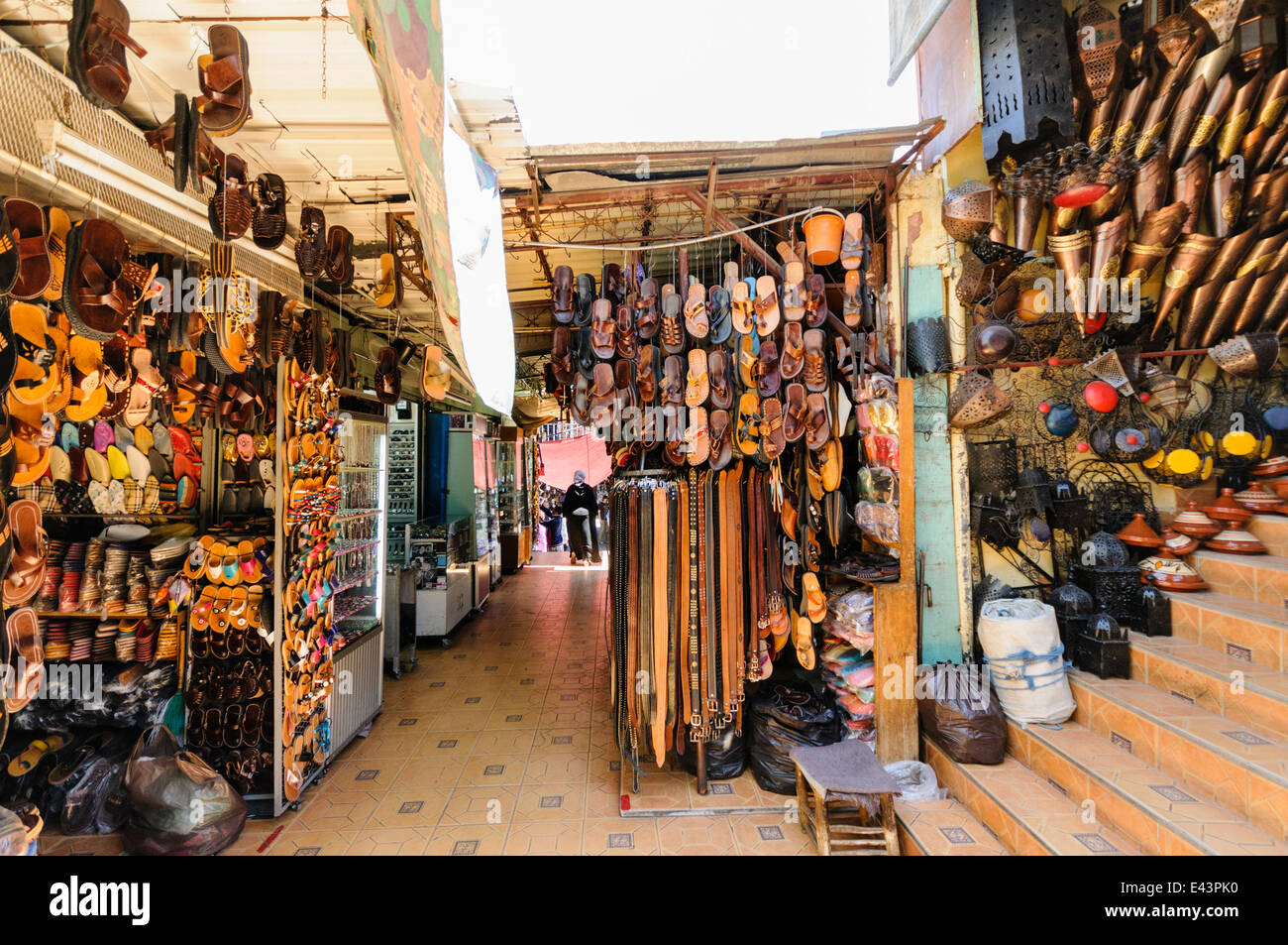 Partite di merci per la vendita al souk di Marrakech, Marocco Foto Stock