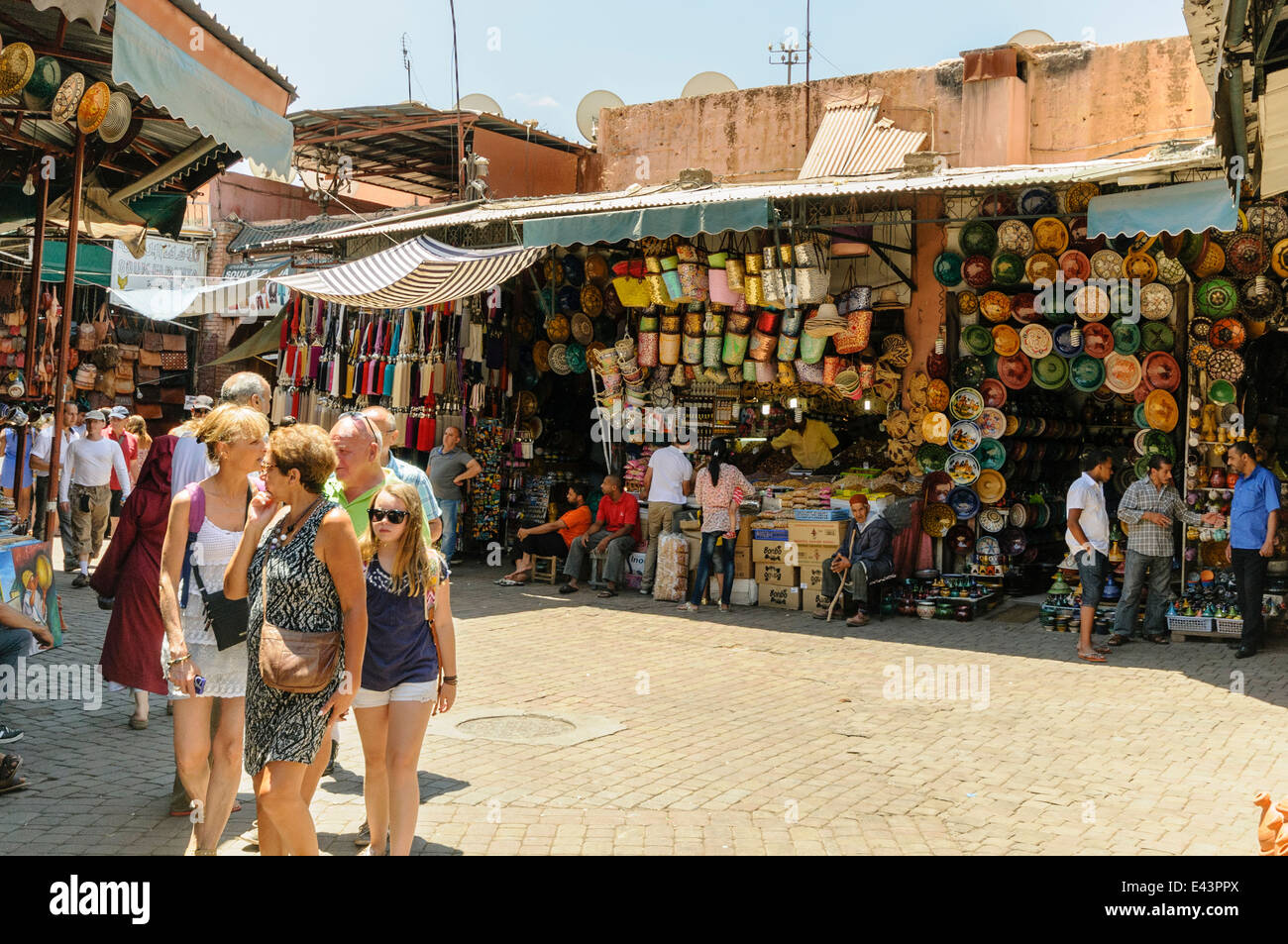 Partite di merci per la vendita al souk di Marrakech, Marocco Foto Stock