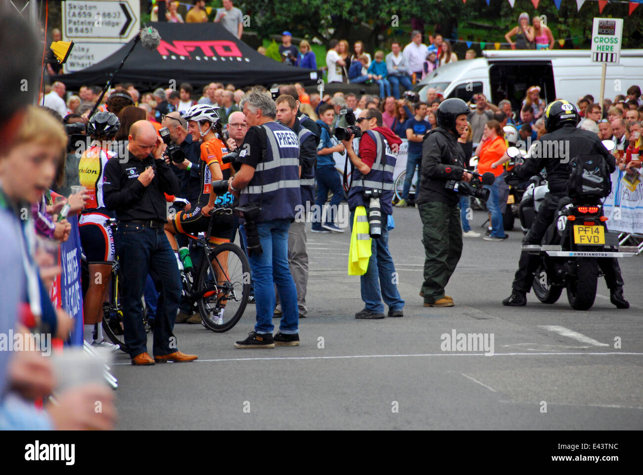 Lizzie Armitstead intervistato dopo la vittoria a Otley gare 2014 Foto Stock