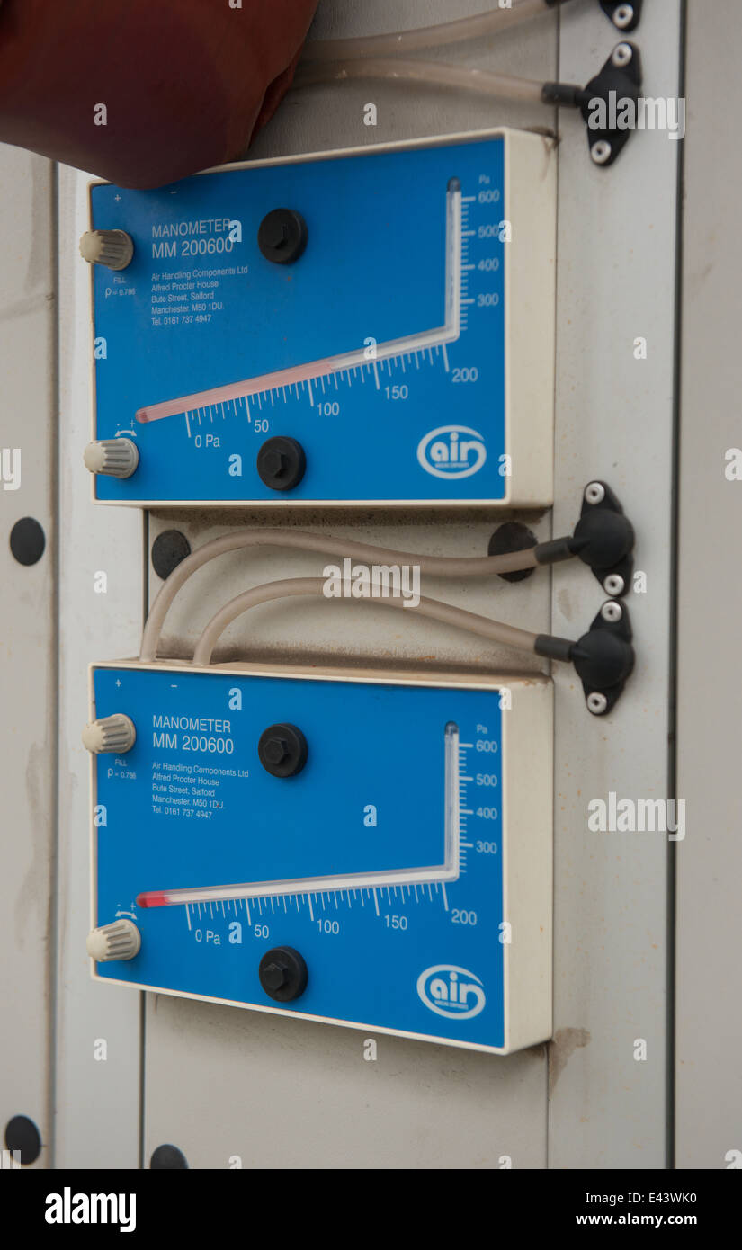 2 manometri per unità di trattamento aria Foto Stock