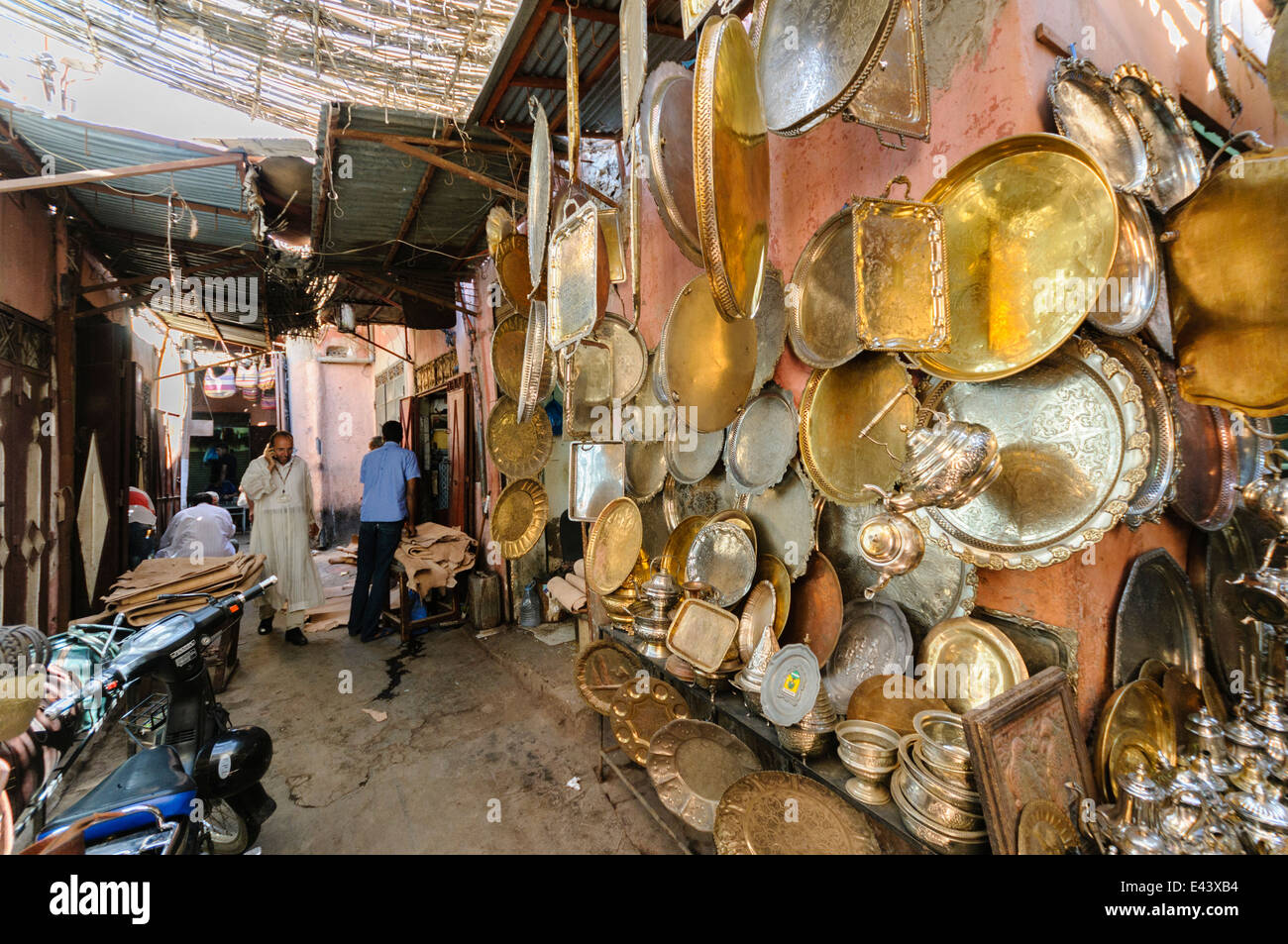 Partite di merci per la vendita al souk di Marrakech, Marocco Foto Stock