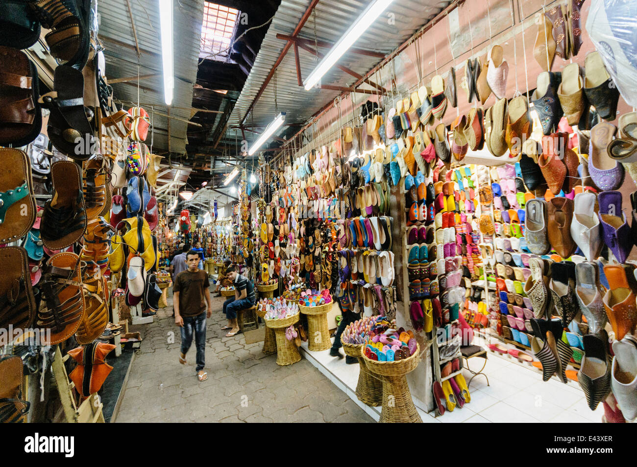 Partite di merci per la vendita al souk di Marrakech, Marocco Foto Stock