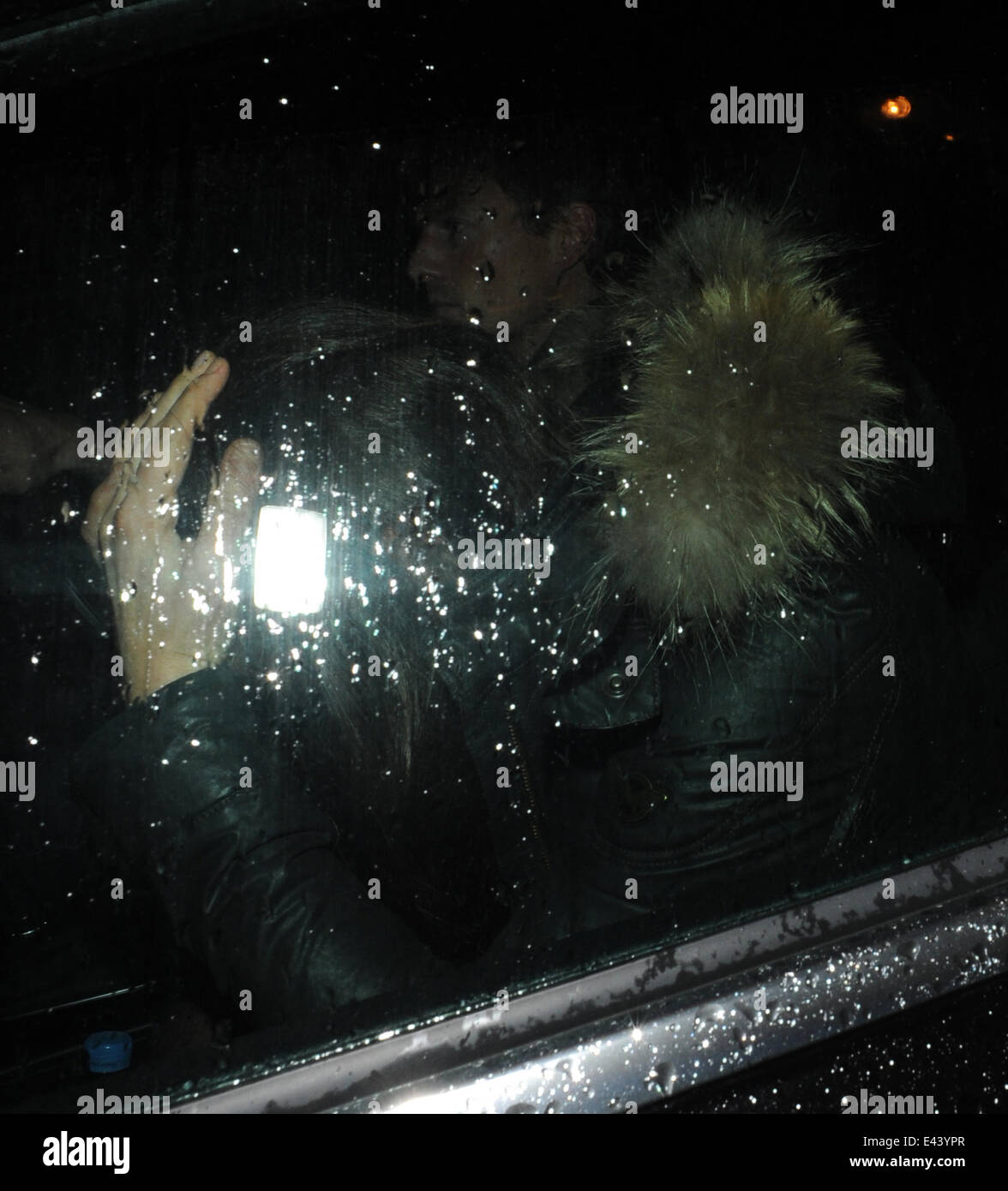 Pippa Middleton e Nico Jackson lasciando Bo Lang in Chelsea. Come Pippa entra in una vettura che mette la sua testa con le mani nel tentativo di nascondere la sua faccia da fotografi in attesa al di fuori. Dotato di: Pippa Middleton,Nico Jackson dove: Londra, Regno Unito Foto Stock