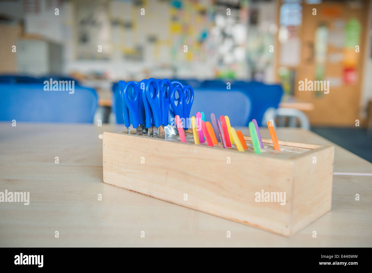 Forbici e colorati Bastoncini per lecca-lecca utilizzato in una scuola Foto Stock