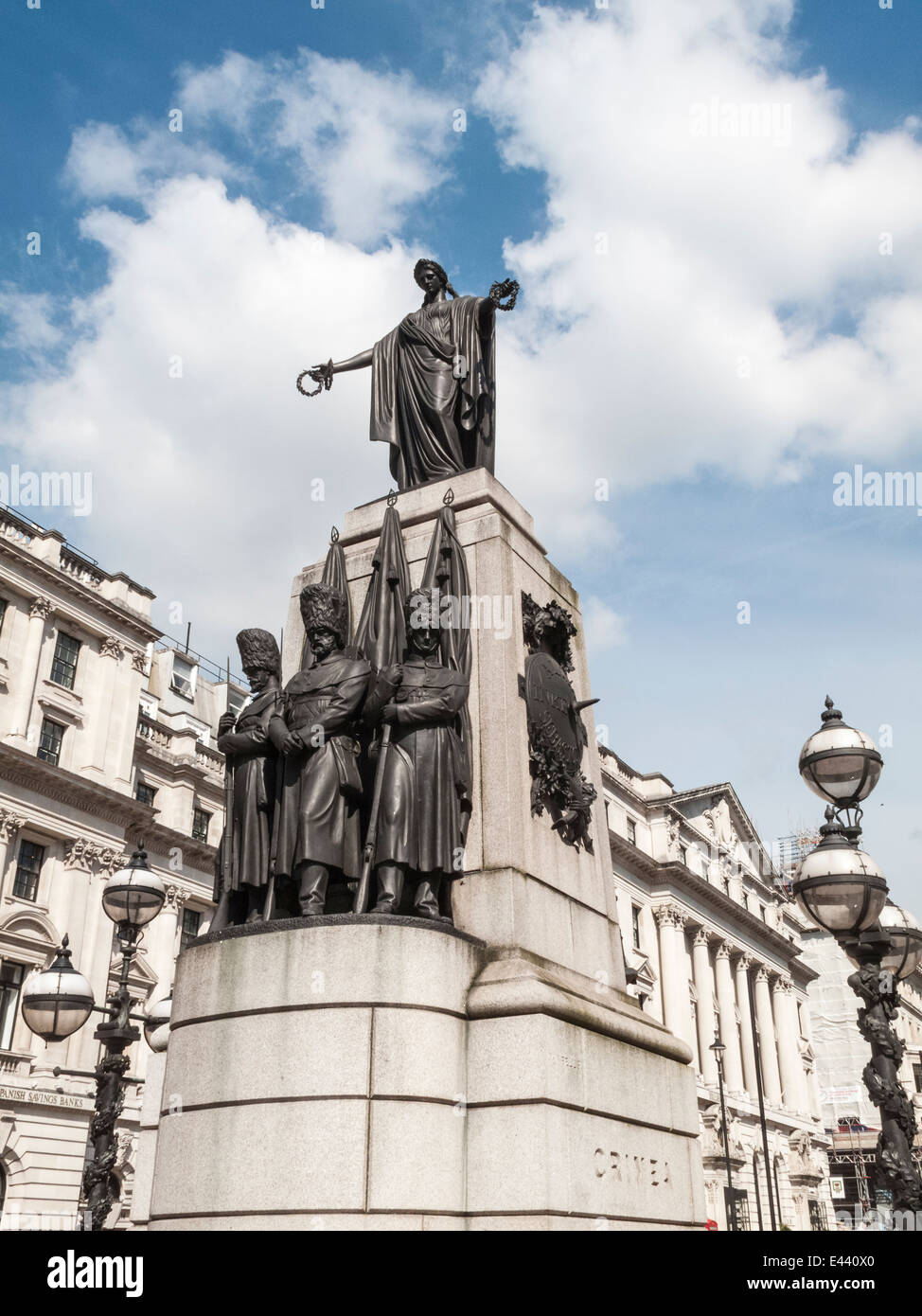 La guerra di Crimea Memorial a Waterloo Place, nel West End di Londra con cielo blu e bianchi e soffici nuvole in estate Foto Stock
