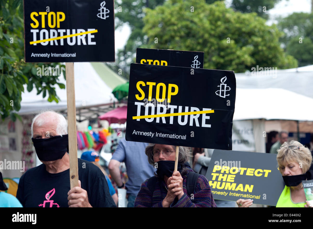 Amnesty International protesta a Leamington pace Festival, REGNO UNITO Foto Stock