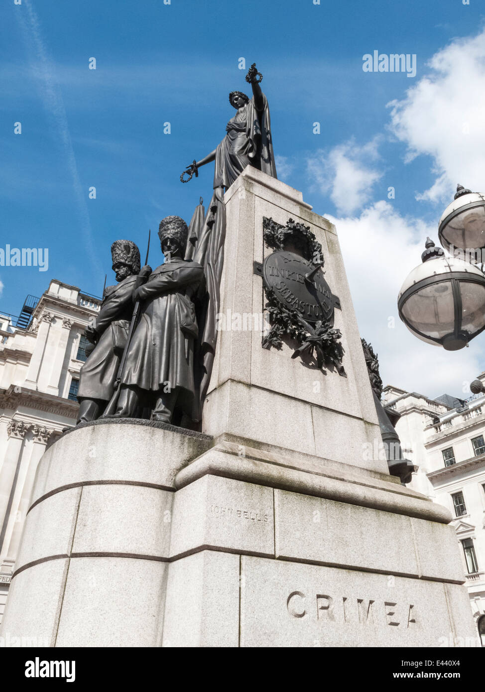 La guerra di Crimea Memorial a Waterloo Place, nel West End di Londra con cielo blu e bianchi e soffici nuvole in estate Foto Stock
