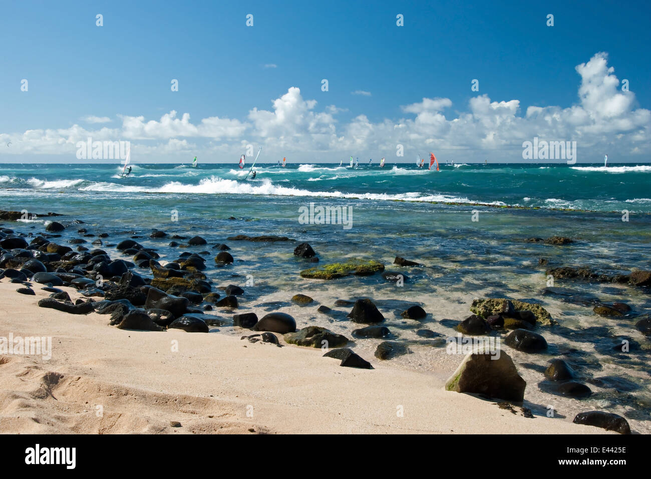 Gli appassionati di windsurf in tempo ventoso sull'Isola di Maui Foto Stock