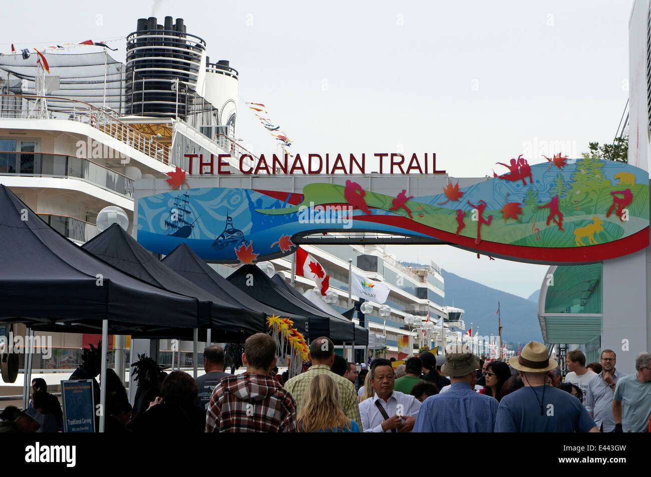 La folla di persone al Canada Place Cruise Ship Terminal in Vancouver, BC, Canada Foto Stock