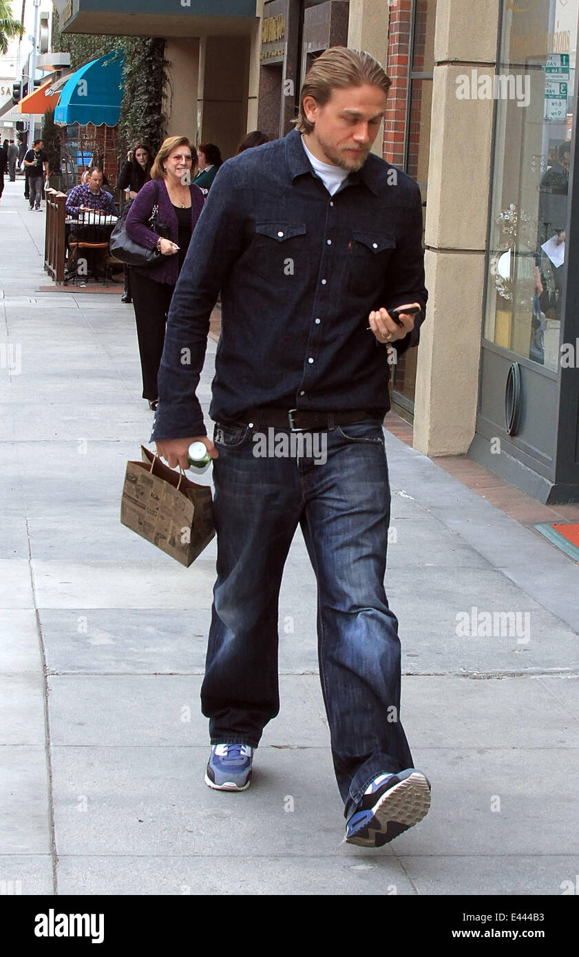 "Componenti aggiuntivi di anarchia' star Charlie Hunnam shopping a Beverly Hills offre: Charlie Hunnam dove: Los Angeles, California, Stati Uniti quando: 24 Gen 2014 Foto Stock