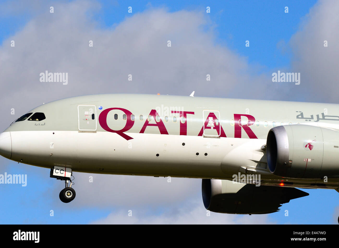 Il Qatar dreamliner in atterraggio a Heathrow Foto Stock