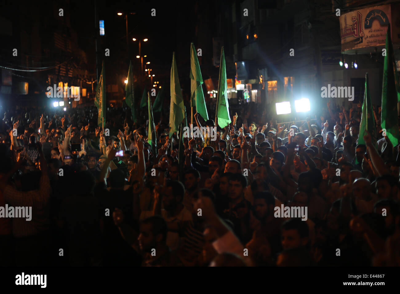 La striscia di Gaza e la striscia di Gaza, Territori palestinesi. 2 Luglio, 2014. Palestinesi sostenitori di Hamas prendere parte a una manifestazione contro il rapimento e l uccisione di un ragazzo palestinese dai coloni israeliani a Gerusalemme contro un eventuale attacco israeliano su Gaza Striscia di Gaza City sulla luglio 02, 2014. Il primo ministro Binyamin Netanyahu, il ministro della Difesa Moshe Ya'alon abd capo del personale Lt. Gen. Benny Gantz ha deciso in Israele il gabinetto di sicurezza terza sessione speciale, che invece di smashing infrastrutture di Hamas nella sua casa di base nella Striscia di Gaza, l'esercito israeliano avrebbe continuato a pound le sue reti Foto Stock