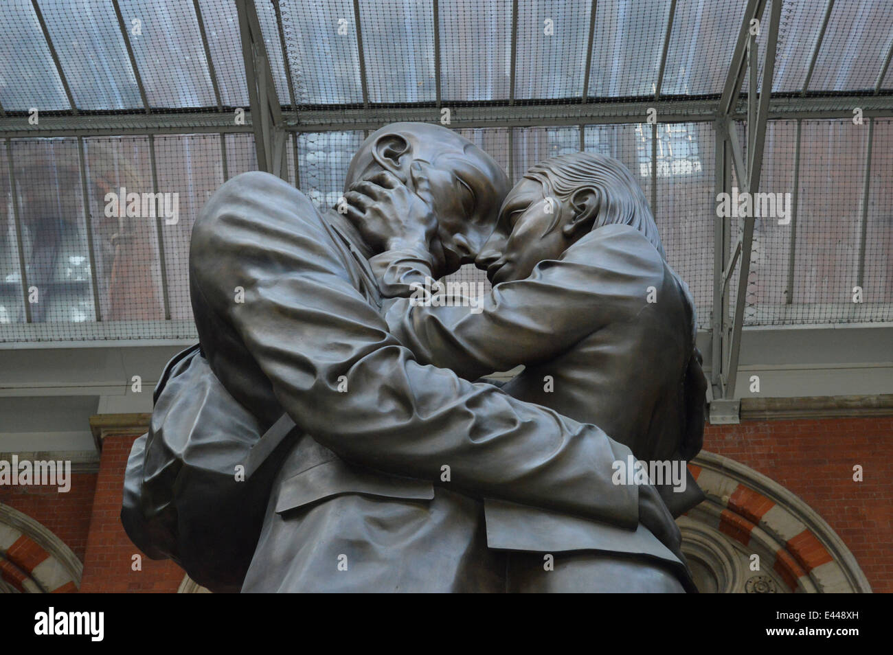 La stazione di St. Pancras, il luogo di incontro statua, St. Pancras Station di Londra, Inghilterra, Regno Unito Foto Stock